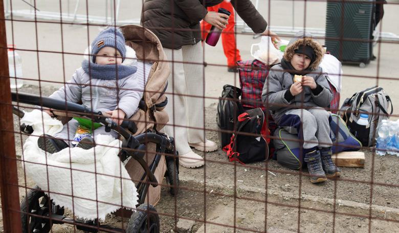 Trẻ em ngồi v&agrave; phản ứng sau khi chạy trốn khỏi cuộc tấn c&ocirc;ng của Nga v&agrave;o Ukraine, ở Vysne Nemecke, Slovakia, ng&agrave;y 1/3. Ảnh: Reuters