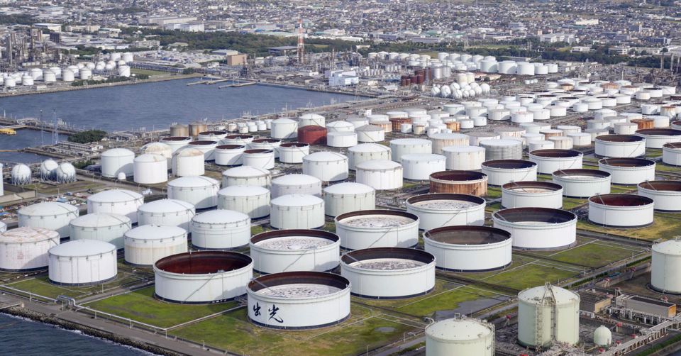 Nhật Bản sẽ giải ph&oacute;ng 7,5 triệu th&ugrave;ng dầu từ nguồn dự trữ khẩn cấp để hạ nhiệt gi&aacute; dầu. Ảnh: Reuters