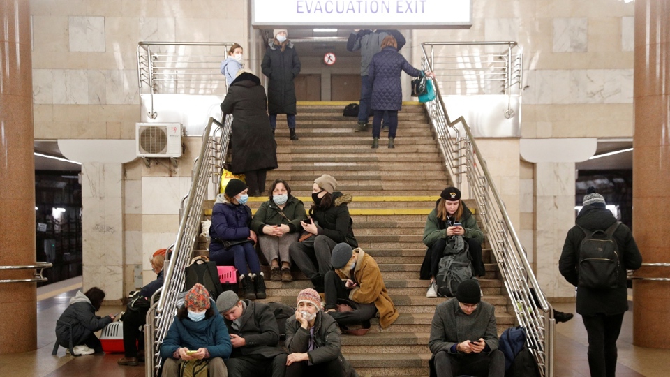 Người d&acirc;n Ukraine tr&uacute; ẩn trong một ga t&agrave;u điện ngầm ở Kiev. Ảnh: Reuters