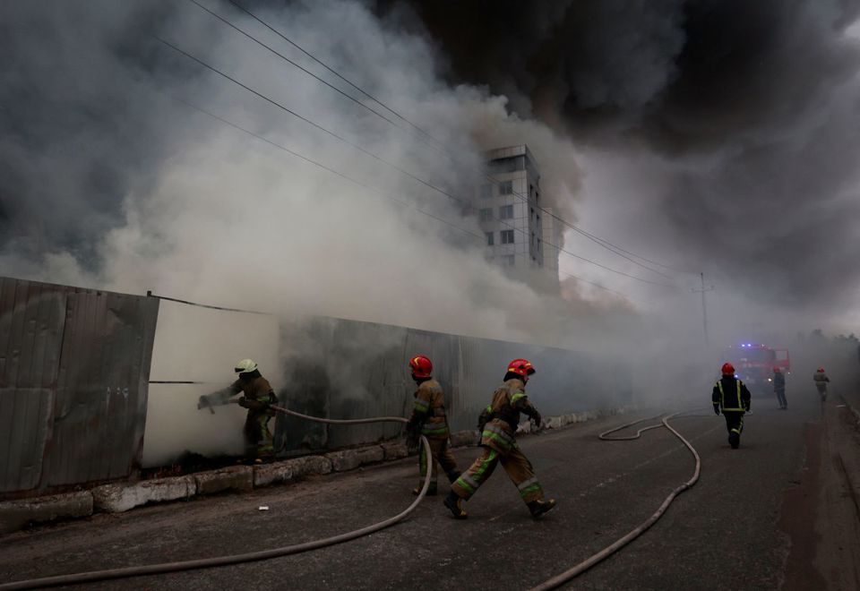 L&iacute;nh cứu hoả dập lửa tại Chaiky, v&ugrave;ng Kiev, Ukraine ng&agrave;y 3/3/2022. Ảnh: Reuters&nbsp;