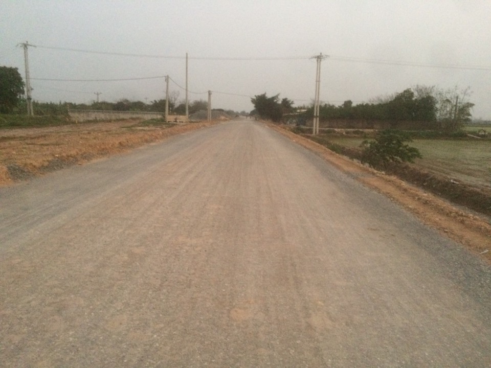 8,5km đường giao th&ocirc;ng trục ph&aacute;t triển ph&iacute;a đ&ocirc;ng huyện Ph&uacute; Xuy&ecirc;n đ&atilde; được nh&agrave; thầu thi c&ocirc;ng rải đ&aacute; cấp phối, hiện đang chờ thảm nhựa mặt đường