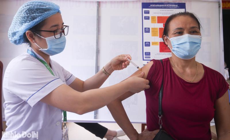 Ti&ecirc;m vaccine ph&ograve;ng chống Covid-19 cho người d&acirc;n quận Cầu Giấy. Ảnh: Ho&agrave;ng Qu&acirc;n &nbsp;