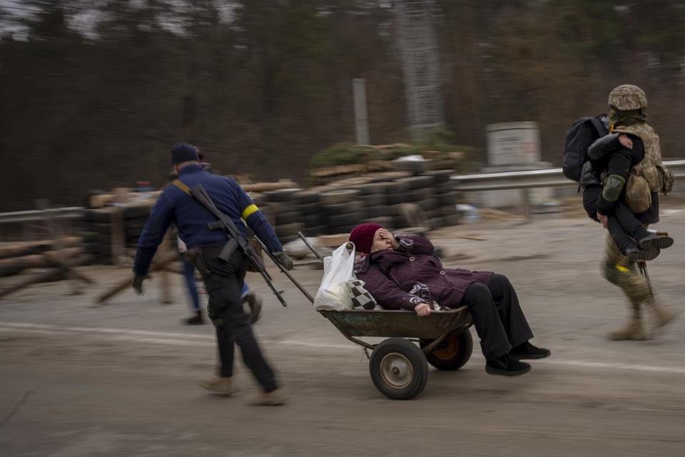 [Ảnh] Người dân Ukraine giữa vùng chiến sự ngày thứ 10 - Ảnh 2