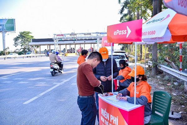 Khách hàng đăng ký dán thẻ  thu phí không dừng ePass tại trạm thu phí cầu Văn Lang. Ảnh Duy Anh