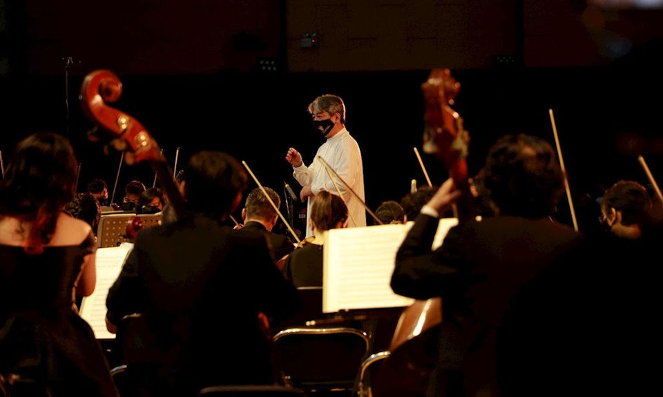 Nhạc trưởng Honna Tetsuji chỉ huy tại&nbsp;buổi "H&ograve;a nhạc m&ugrave;a xu&acirc;n&rdquo; (VNSO Spring Concert).