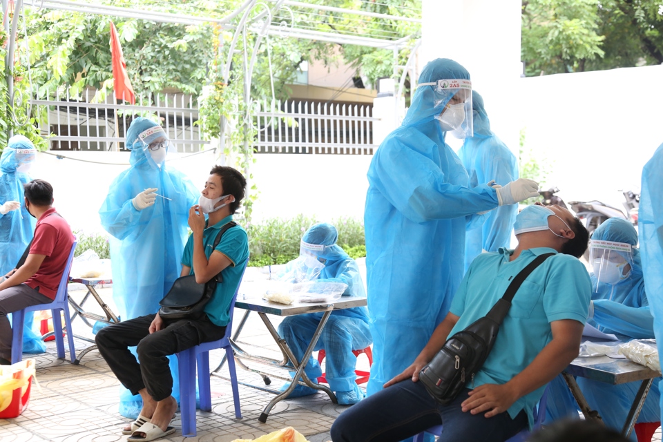 Nữ nhân viên y tế test nhanh cho người dân trên địa bàn quận Ba Đình. Ảnh Hải Linh