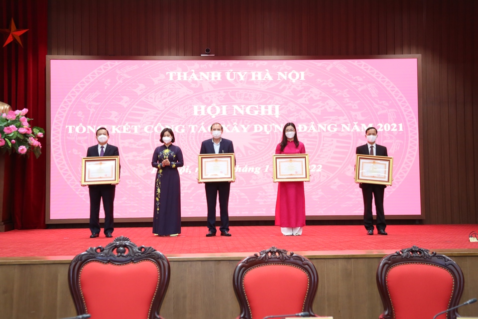 Phó Bí thư Thường trực Thành ủy Nguyễn Thị Tuyến trao Bằng khen của Thủ tướng Chính phủ cho các cá nhân và tập thể có thành tích xuất sắc trong công tác xây dựng Đảng năm 2021. Ảnh Thanh Hải
