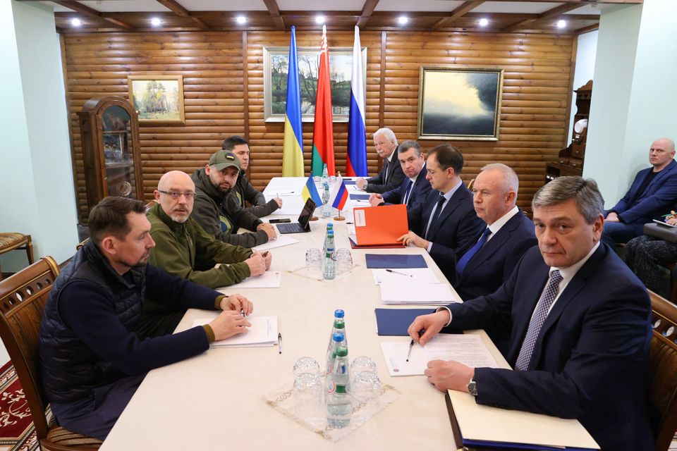 Phái đoàn Ukraine (trái) và Nga tại vòng đàm phán hòa bình thứ 3, hôm 7-3. Ảnh AFP