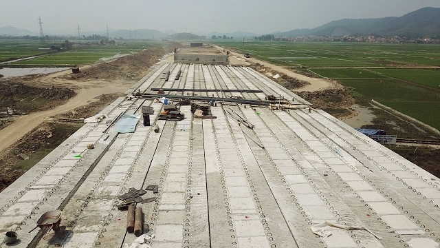 Ông Đinh Anh Thăng (kỹ sư phụ trách công trình thuộc Tập đoàn Sơn Hải) cho biết, hầm được khởi công đầu tháng 7/2021 và đang được đơn vị gấp rút thi công.