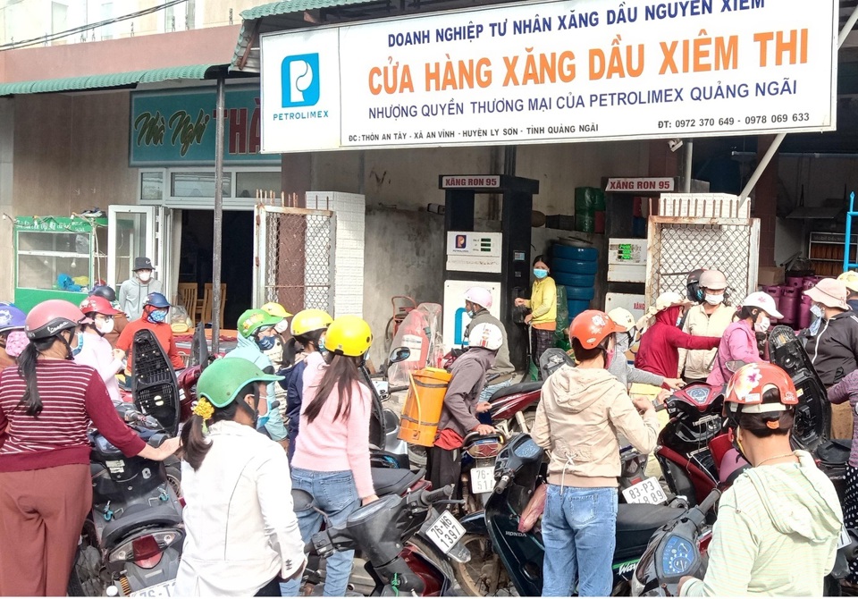 Người d&acirc;n v&agrave; doanh nghiệp kinh doanh xăng dầu ở đảo L&yacute; Sơn đang chịu thiệt th&ograve;i&nbsp; v&igrave; chi ph&iacute; vận chuyển qu&aacute; cao.