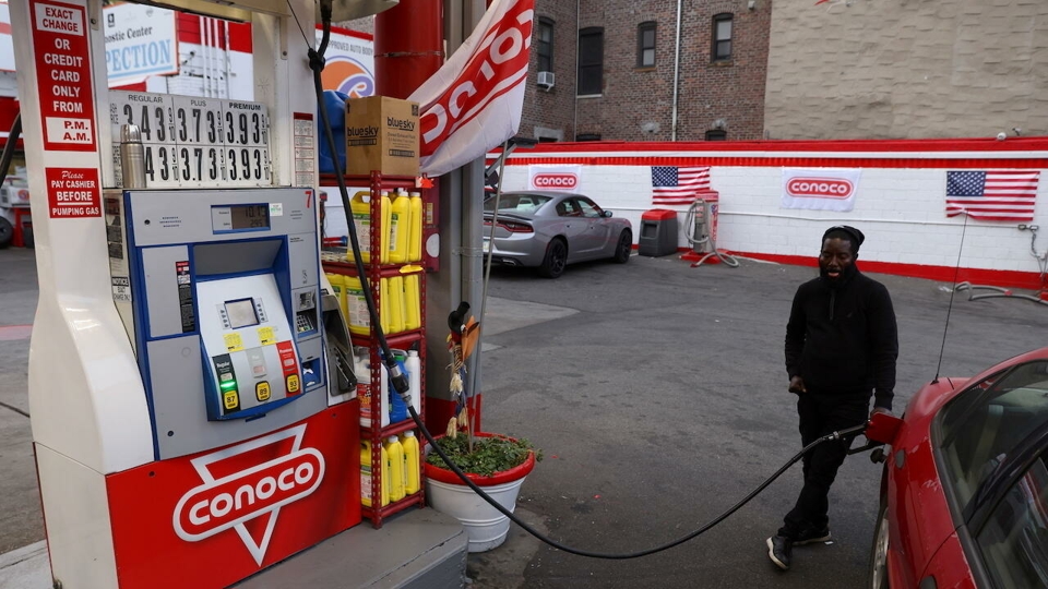Một người bơm xăng tại trạm xăng Conoco, thương hiệu thuộc sở hữu của Phillips 66, ở Brooklyn, New York, ng&agrave;y 11 th&aacute;ng 11 năm 2021. Ảnh: Reuters
