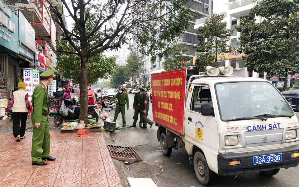 Lực lượng c&ocirc;ng an phường Mộ Lao duy tr&igrave; đảm bảo trật tự đ&ocirc; thị tr&ecirc;n địa b&agrave;n.