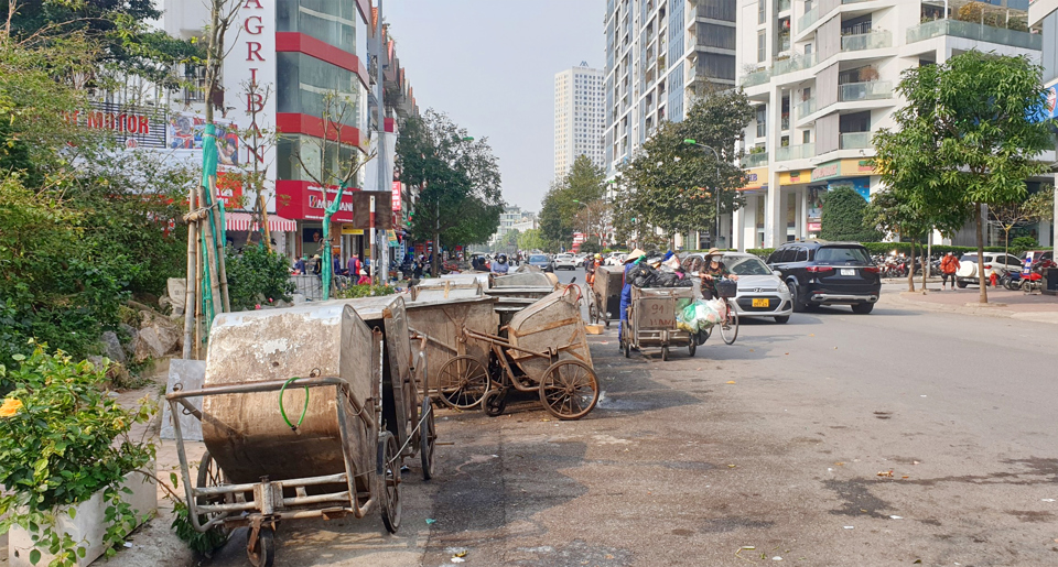 Điểm tập kết thu gom r&aacute;c thải sinh hoạt&nbsp;tại địa chỉ LK, KĐT Mỗ Lao g&acirc;y mất ATGT, tiềm ẩn TNGT v&agrave; mất VSMT.