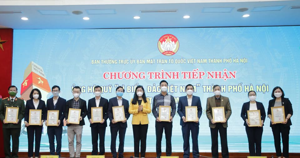 Chủ tịch Ủy ban MTTQ Việt Nam TP H&agrave; Nội Nguyễn Lan Hương trao chứng nhận cho c&aacute;c cơ quan, đơn vị