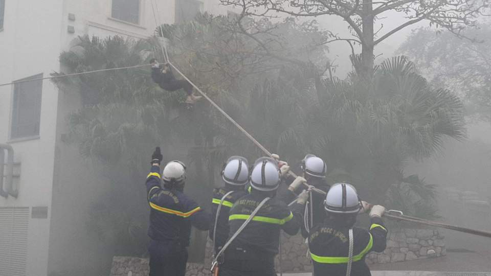 Hơn 300 người mắc kẹt được giải cứu tại đám cháy giả ở khách sạn - Ảnh 2