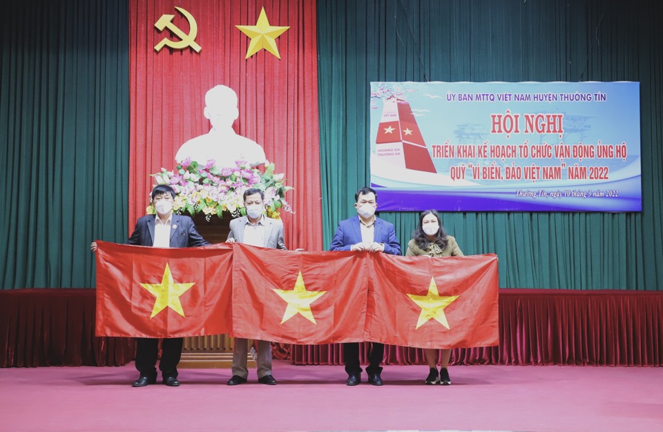 B&iacute; thư Huyện ủy Thường T&iacute;n Nguyễn Tiến Minh tặng cờ Trường Sa cho 3 đơn vị&nbsp;&nbsp;