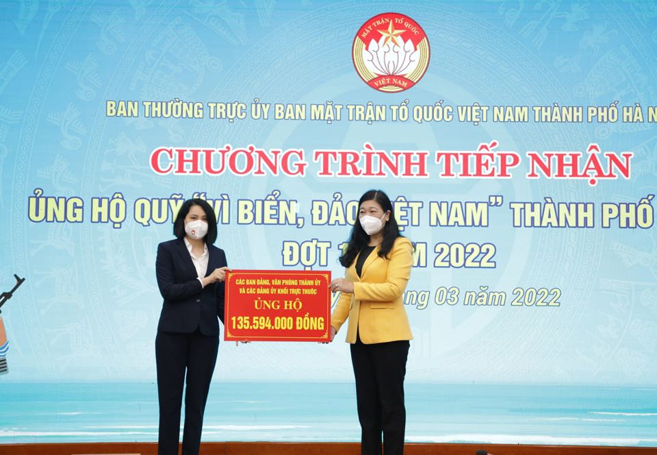 Chủ tịch Ủy ban MTTQ Việt Nam TP H&agrave; Nội Nguyễn Lan Hương tiếp nhận ủng hộ của c&aacute;c cơ quan, đơn vị