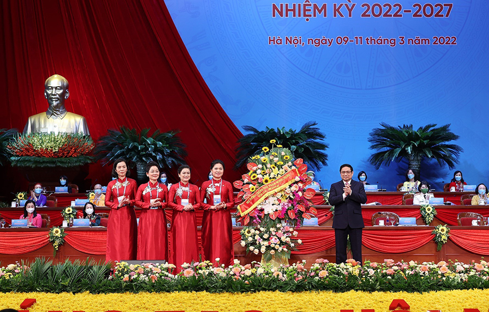 Thay mặt l&atilde;nh đạo Đảng, Nh&agrave; nước, Thủ tướng Phạm Minh Ch&iacute;nh tặng hoa ch&uacute;c mừng Đại hội.
