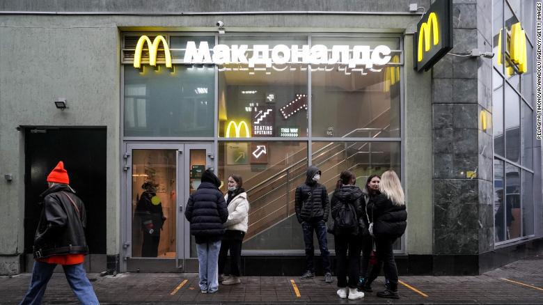 Một cửa hàng McDonald's đóng cửa ở Nga