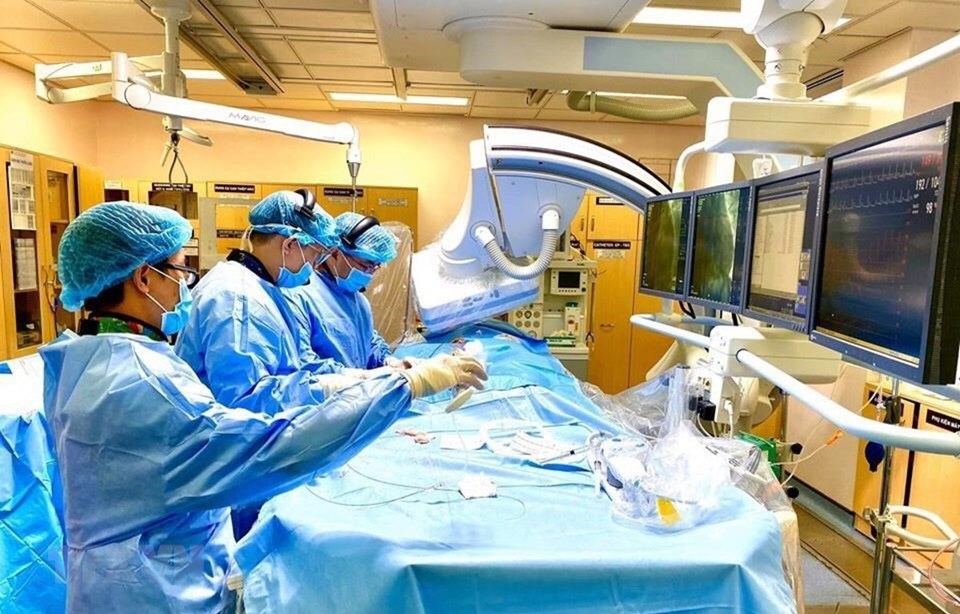 Một ca phẫu thuật thị phạm can thiệp tim mạch tại Bệnh viện Đại học Y dược TP.HCM. Ảnh Đinh Hằng