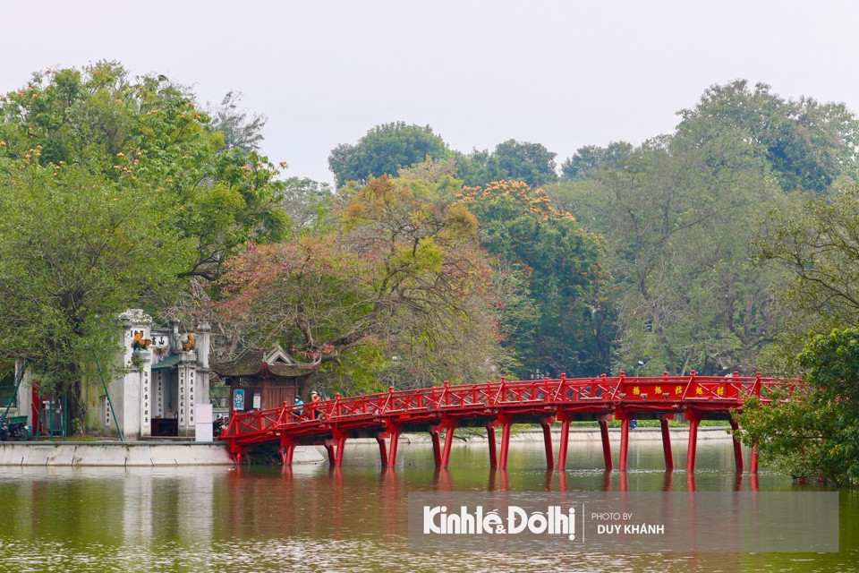 Hồ Gươm trở n&ecirc;n dịu d&agrave;ng v&agrave; l&atilde;ng mạn trong khoảnh khắc giao m&ugrave;a.