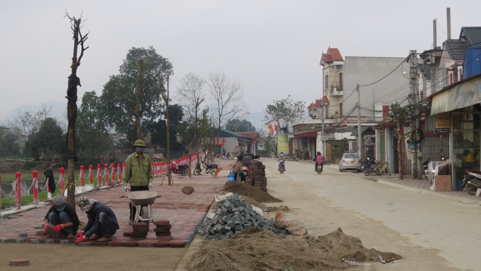 Đơn vị thi c&ocirc;ng đang gấp r&uacute;t ho&agrave;n th&agrave;nh c&aacute;c tuyến vỉa h&egrave; ở khu d&acirc;n cư x&atilde; Đồng T&acirc;m