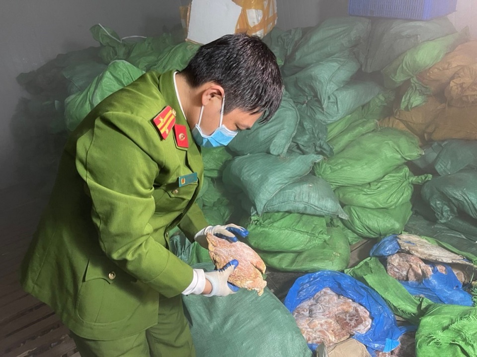 Lực lượng chức năng kiểm tra kho h&agrave;ng thực phẩm tại B&atilde;i Thanh Giang Ngo&agrave;i, x&atilde; Thanh Cao, huyện Thanh Oai. Ảnh: Đ&agrave;o Trang