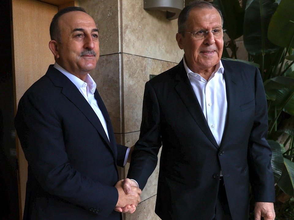 Ngoại trưởng Thổ Nhĩ Kỳ Mevlut Cavusoglu tiếp người đồng cấp Nga Sergei Lavrov trước cuộc hội đàm cấp cao ba bên với Ukraine ở Antalya hôm 10.3. Ảnh REUTERS
