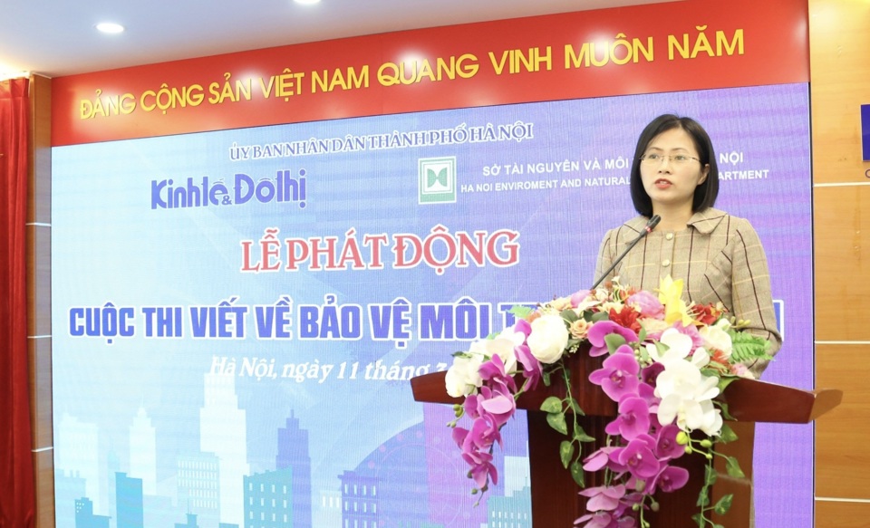 Nh&agrave;&nbsp;b&aacute;o B&ocirc;ng Mai (b&aacute;o Nh&acirc;n d&acirc;n) - đại diện cho nh&oacute;m t&aacute;c giả đạt giải Nhất cuộc thi lần thứ nhất chia sẻ tại Lễ ph&aacute;t động lần thứ 2.