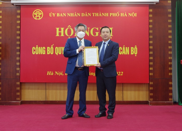 Ph&oacute; Chủ tịch UBND TP Chử Xu&acirc;n Dũng trao quyết định bổ nhiệm cho &ocirc;ng Nguyễn Tiến Sỹ.