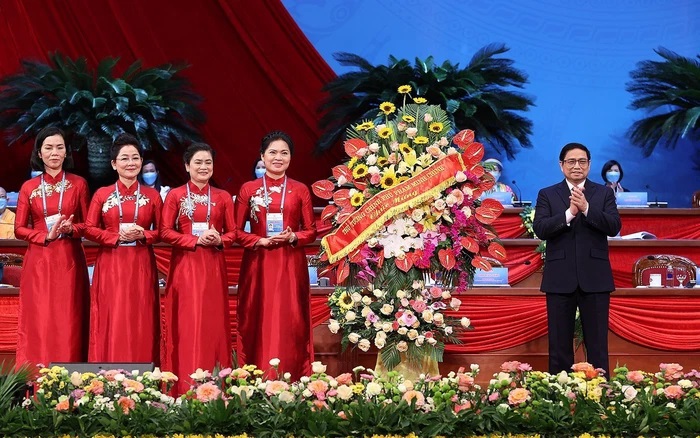 Thủ tướng Chính phủ Phạm Minh Chính tặng hoa chúc mừng Đại hội Ảnh Báo Phụ Nữ 222