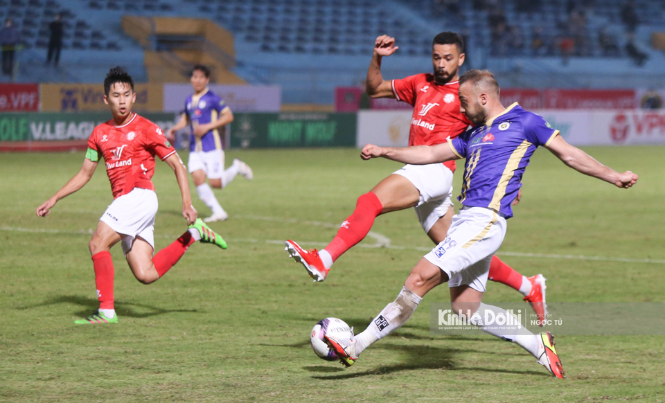 Sau 90 ph&uacute;t thi đấu,&nbsp;H&agrave; Nội FC v&agrave; CLB TP Hồ Ch&iacute; Minh h&ograve;a nhau 0-0 chung cuộc tr&ecirc;n s&acirc;n H&agrave;ng Đẫy&nbsp;trong trận đấu m&agrave; đội chủ nh&agrave; chỉ c&ograve;n chơi với 10 người từ ph&uacute;t 57. Trận ho&agrave; n&agrave;y gi&uacute;p H&agrave; Nội FC c&oacute; điểm đầu ti&ecirc;n ở m&ugrave;a giải mới v&agrave; cũng l&agrave; trận đấu đầu ti&ecirc;n của đội b&oacute;ng Thủ đ&ocirc;.