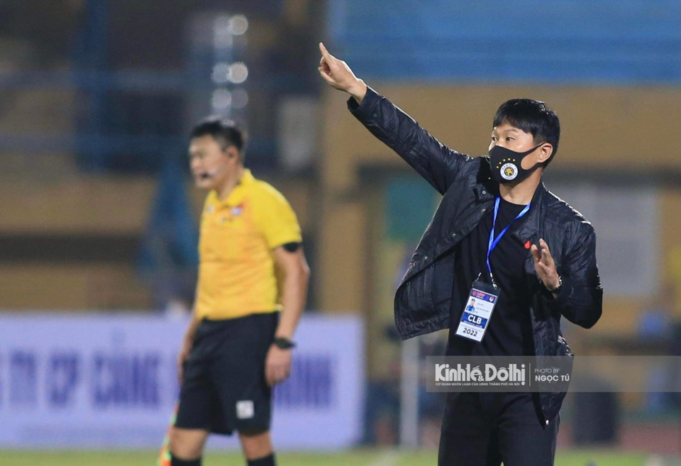 HLV Chun Jae-ho tỏ ra kh&aacute; b&igrave;nh tĩnh d&ugrave; H&agrave; Nội FC chơi thiếu người.