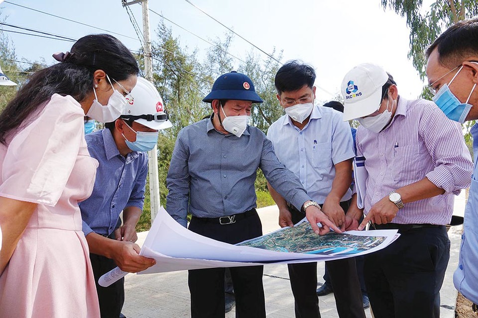 Chủ tịch UBND tỉnh Quảng Ng&atilde;i Đặng Văn Minh trong một chuyến kiểm tra điều chỉnh quy hoạch tuyến Dung Quất - Sa Huỳnh giai đoạn II.