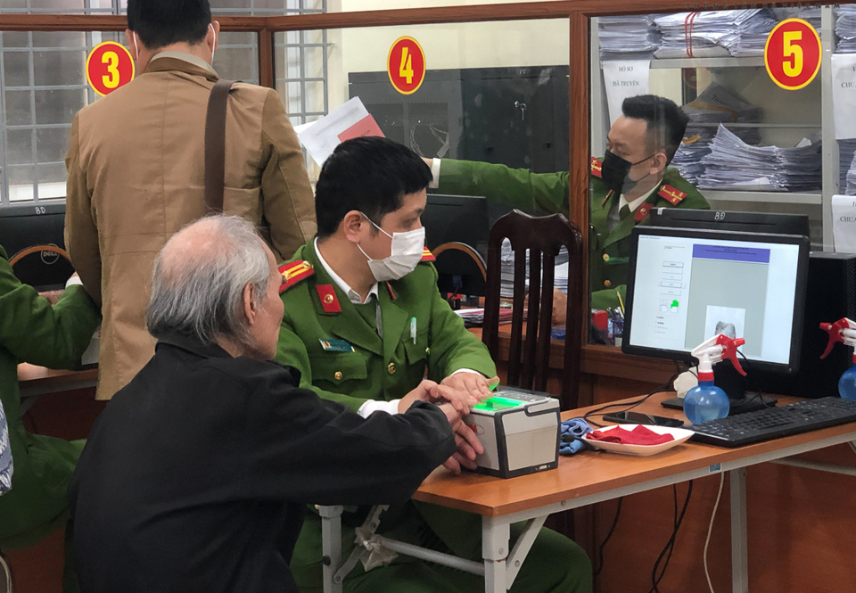 Làm thủ tục cấp Căn cước công dân điện tử cho người dân tại Hà Nội. Ảnh Trung Nguyên