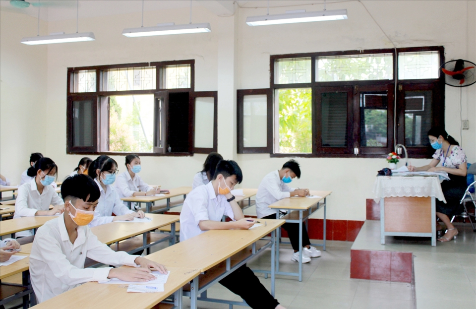 Thí sinh tham dự kỳ thi tuyển sinh vào lớp 10 Hà Nội năm 2021. Ảnh Mạnh Cường