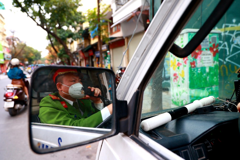 Phường H&agrave;ng Gai duy tr&igrave; lực lượng chức năng tuy&ecirc;n truyền, nhắc nhở người d&acirc;n tu&acirc;n th&ugrave; quy định về trật tự đ&ocirc; thị, an to&agrave;n giao th&ocirc;ng