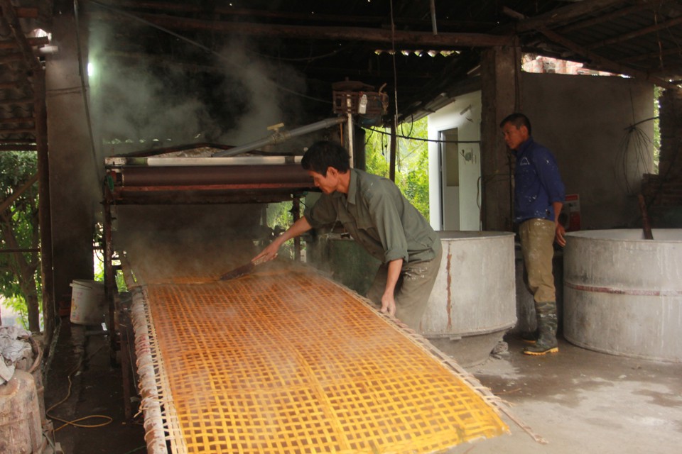 Hoạt động sản xuất tại làng nghề chế biến miến Cự Đà, huyện Thanh Oai. Ảnh Phạm Hùng