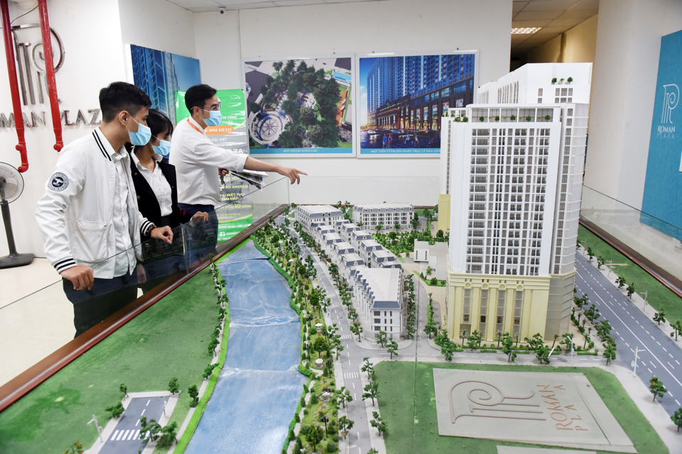 Khách hàng tìm hiểu thông tin một dự án bất động sản ở Hà Nội. Ảnh Phạm Hùng