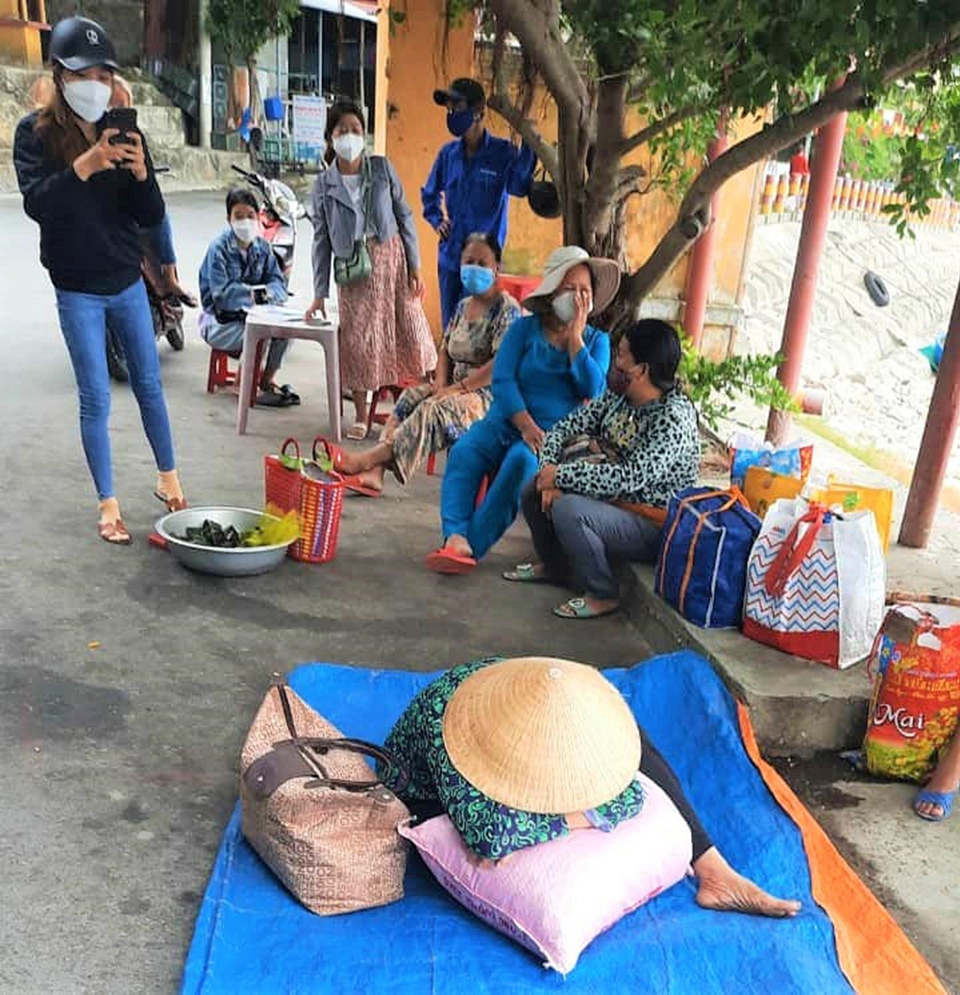 Nhiều người d&acirc;n, du kh&aacute;ch bị vật vạ chờ đợi ca n&ocirc; xuất bến ở đảo C&ugrave; Lao Ch&agrave;m.