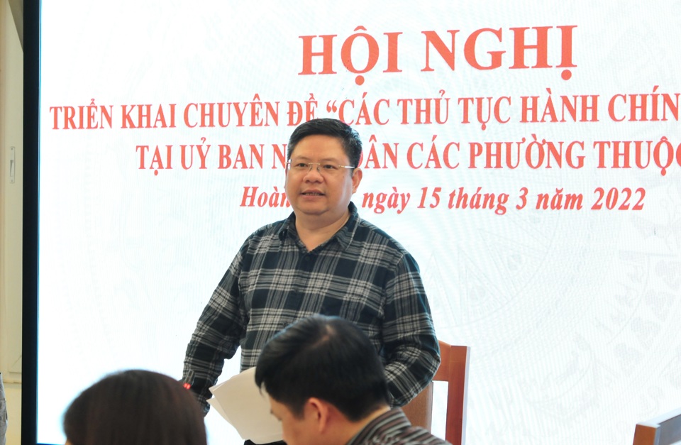 Ph&oacute; Chủ tịch Thường trực UBND quận Ho&agrave;n Kiếm Nguyễn Anh Qu&acirc;n ph&aacute;t biểu tại Hội nghị