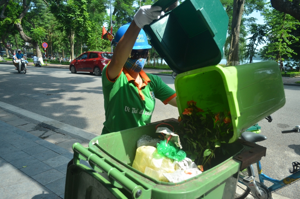 Thu gom r&aacute;c thải tr&ecirc;n phố Tr&agrave;ng Thi, H&agrave; Nội. Ảnh: C&ocirc;ng H&ugrave;ng