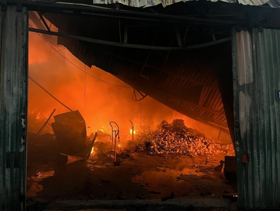 Hà Nội: Dập tắt đám cháy lớn ở phường Vĩnh Hưng  - Ảnh 2