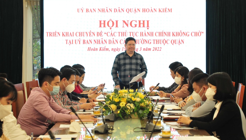 Ph&oacute; Chủ tịch Thường trực UBND quận Ho&agrave;n Kiếm Nguyễn Anh Qu&acirc;n chủ tr&igrave; Hội nghị