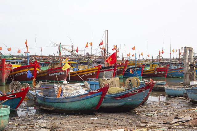 Nhiều t&agrave;u thuyền tại x&atilde; Cảnh Dương nằm bờ v&igrave; gi&aacute; dầu tăng kỷ lục.