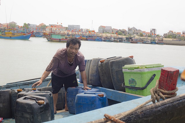 Ngư d&acirc;n Nguyễn Văn Lường buồn rầu sau chuyến đi biển.