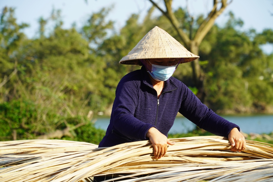 Phụ nữ Đ&ocirc;ng Y&ecirc;n tham gia l&agrave;m thuyền th&uacute;ng.