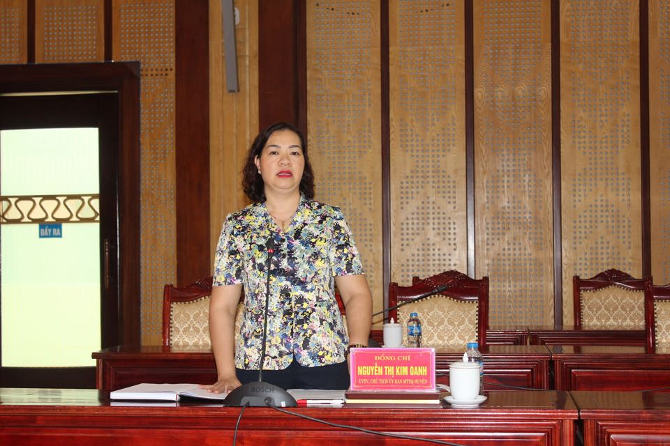 Chủ tịch Ủy ban MTTQ huyện Ba V&igrave; Nguyễn Thị Kim Oanh b&aacute;o c&aacute;o những kh&oacute; khăn tại hội nghị