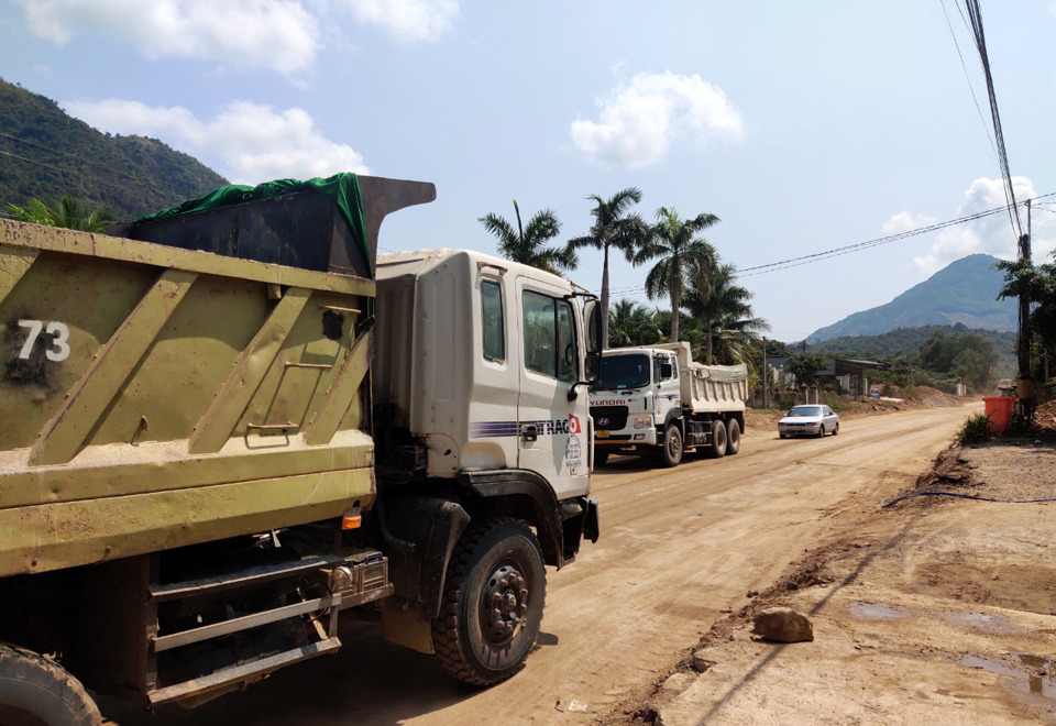 Cũng theo người d&acirc;n khu vực n&agrave;y, một phần do dự &aacute;n chậm tiến độ thi c&ocirc;ng v&agrave; t&igrave;nh trạng c&aacute;c phương tiện lưu th&ocirc;ng chở đất đ&aacute; tr&ecirc;n tuyến kh&aacute; nhiều đ&atilde; g&acirc;y bụi bặm, ảnh hưởng đến cuộc sống sinh hoạt h&agrave;ng ng&agrave;y của họ.&nbsp;