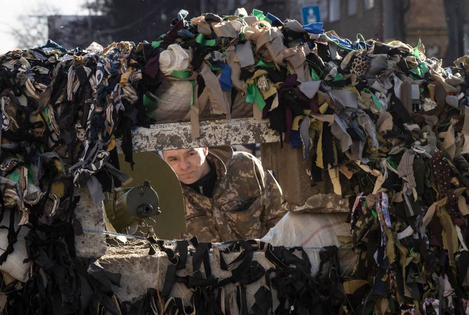 Một quân nhân Ukraine đứng gác tại một trạm kiểm soát quân sự ở thủ đô Kiev, hôm 15/3. Ảnh: AFP